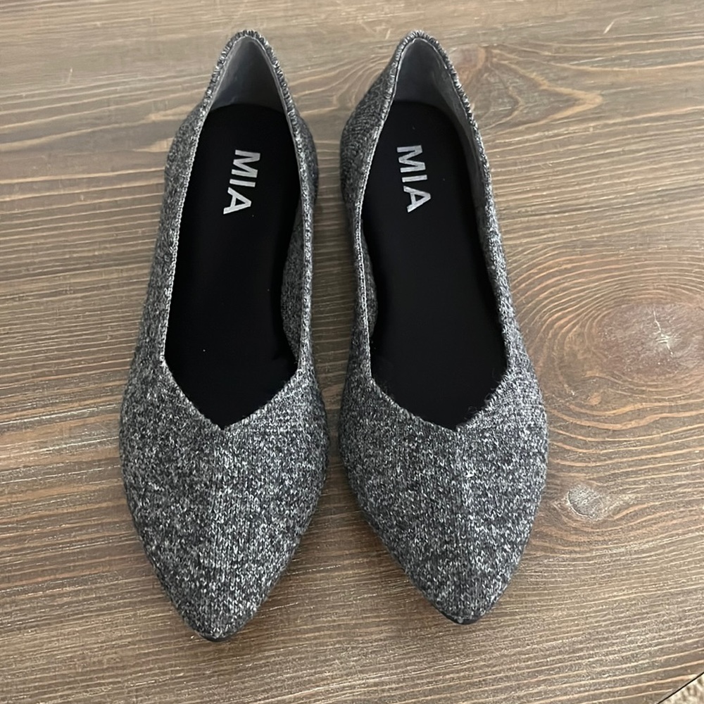 Size 6 MIA flats
